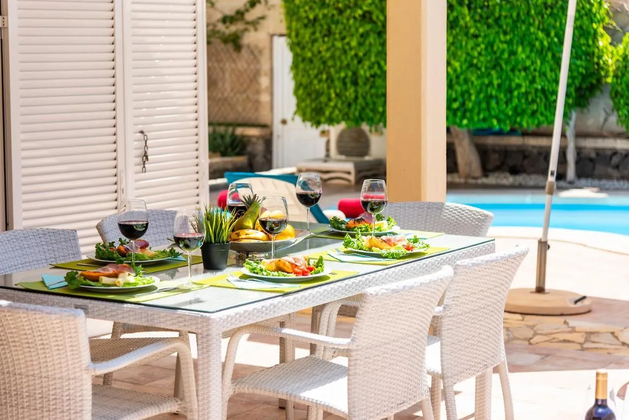 Beautiful Villa Anna With Heated Pool 阿德耶