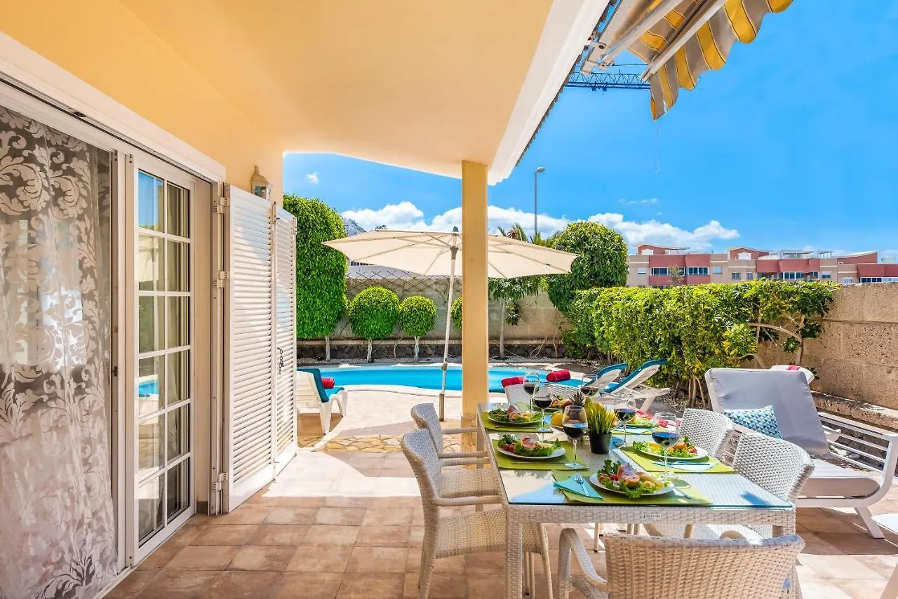 Beautiful Villa Anna With Heated Pool 阿德耶
